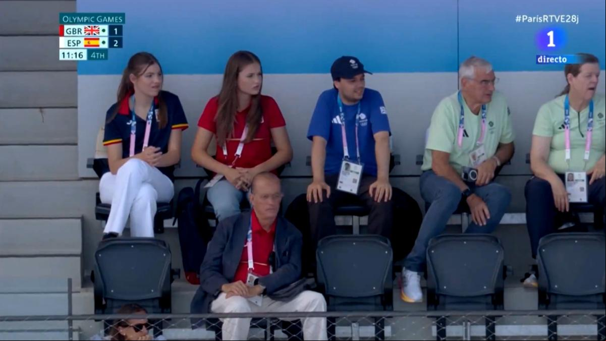 Error garrafal en RTVE: confunde a la princesa Leonor y a la infanta Sofía con jugadoras de hockey