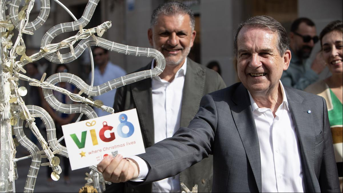 El alcalde de Vigo empieza a colocar las luces de Navidad en pleno verano y a 28 grados