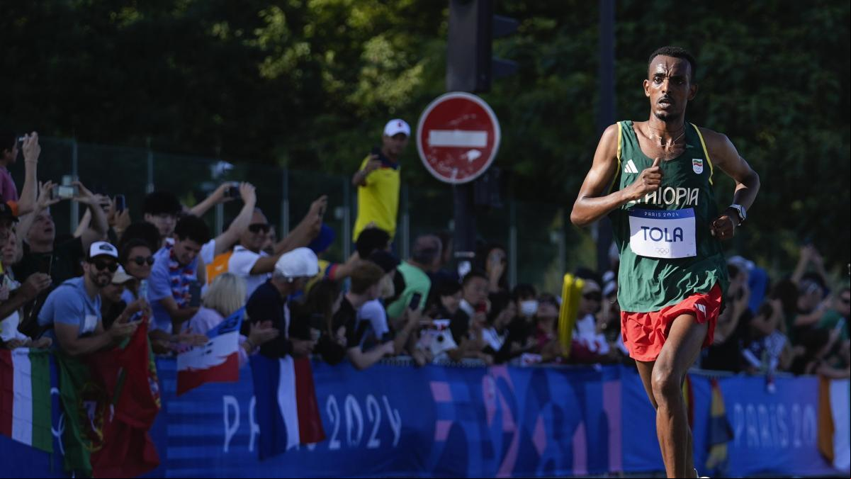 Dos celebridades se apagan, brilla un robaplanos: el maratón es de Tola