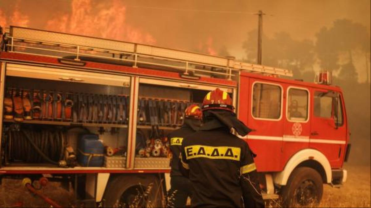 El incendio descontrolado que amenaza a Atenas causa un muerto y obliga a evacuar a más de 50.000 personas