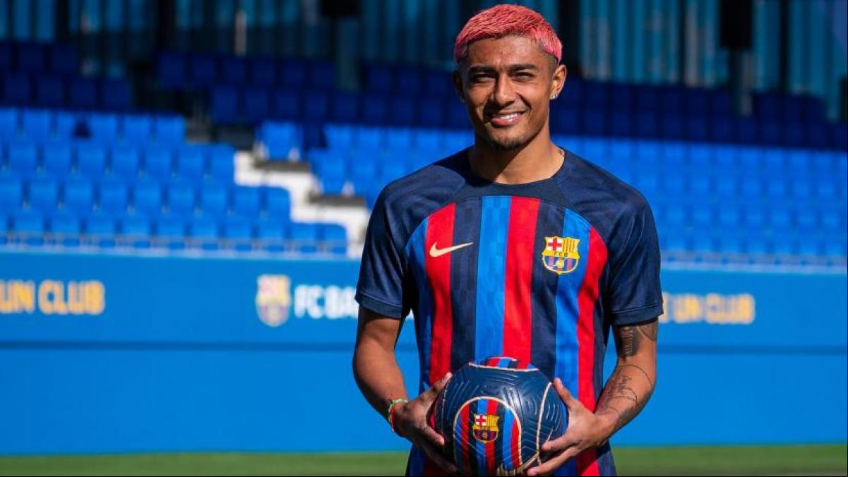 El Barcelona traspasa al mexicano Julián Araujo al Bournemouth por diez millones de euros