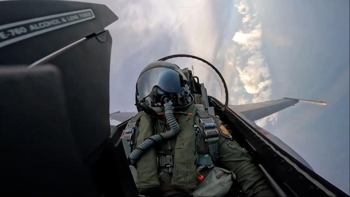 Los atletas taiwaneses que participaron en los Juegos Olímpicos regresan escoltados por el ejército