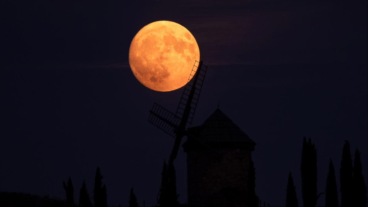 ¿Cómo y dónde ver la “superluna” de hoy y su eclipse parcial?