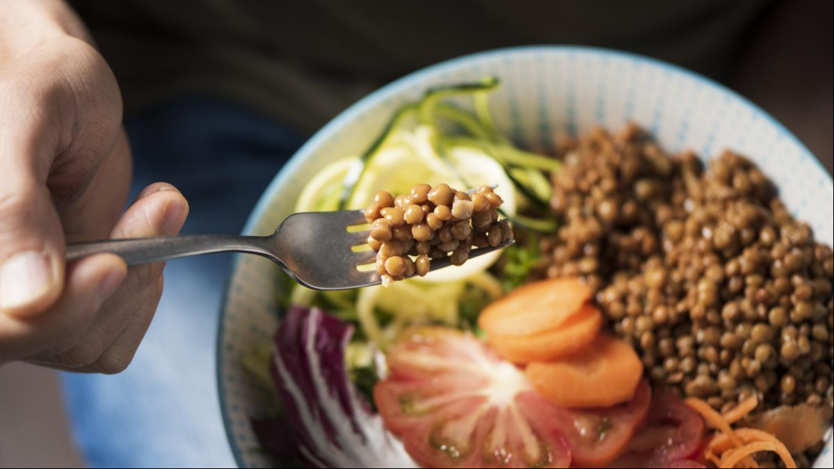 Las 5 bases de la dieta para envejecer mejor, y la proteína más indicada