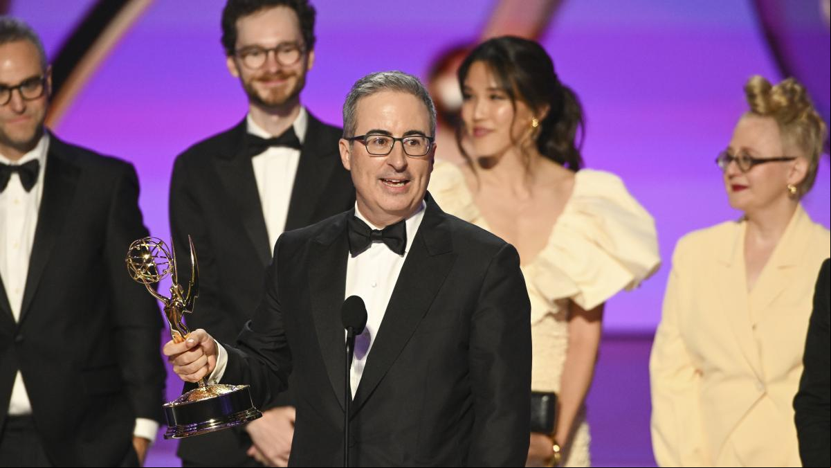El sentido homenaje de John Oliver a los perros al recoger su premio en los Premios Emmy 2024