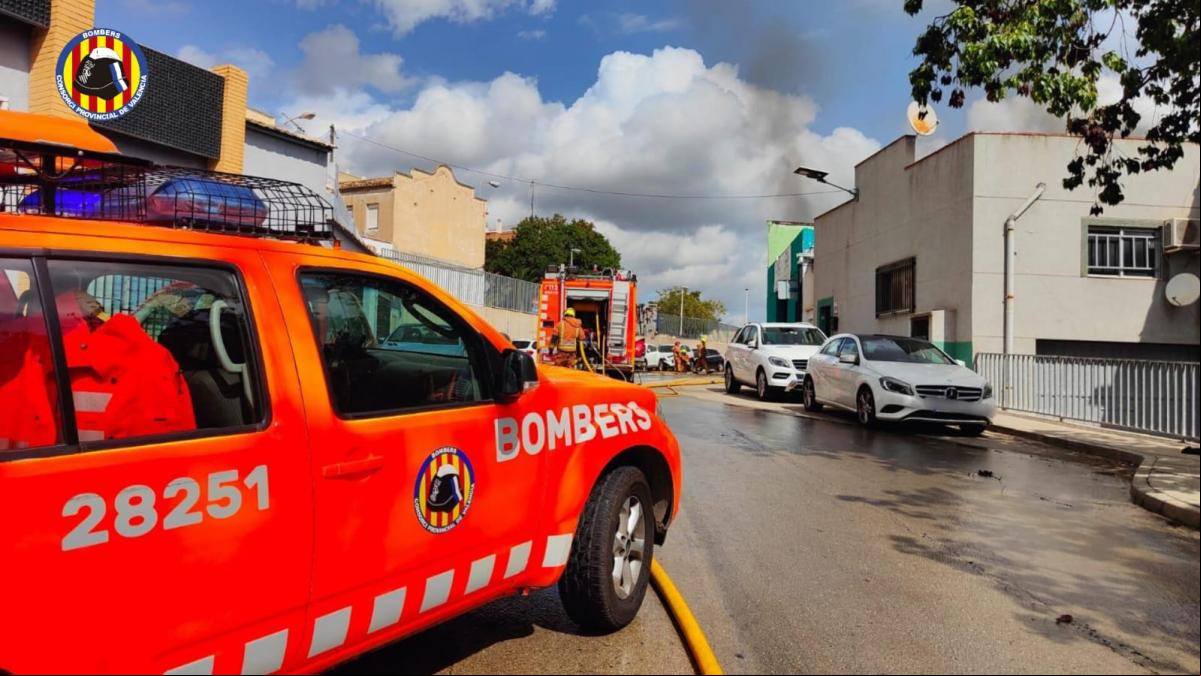 Se incendia un taller de chapa y pintura en Manises