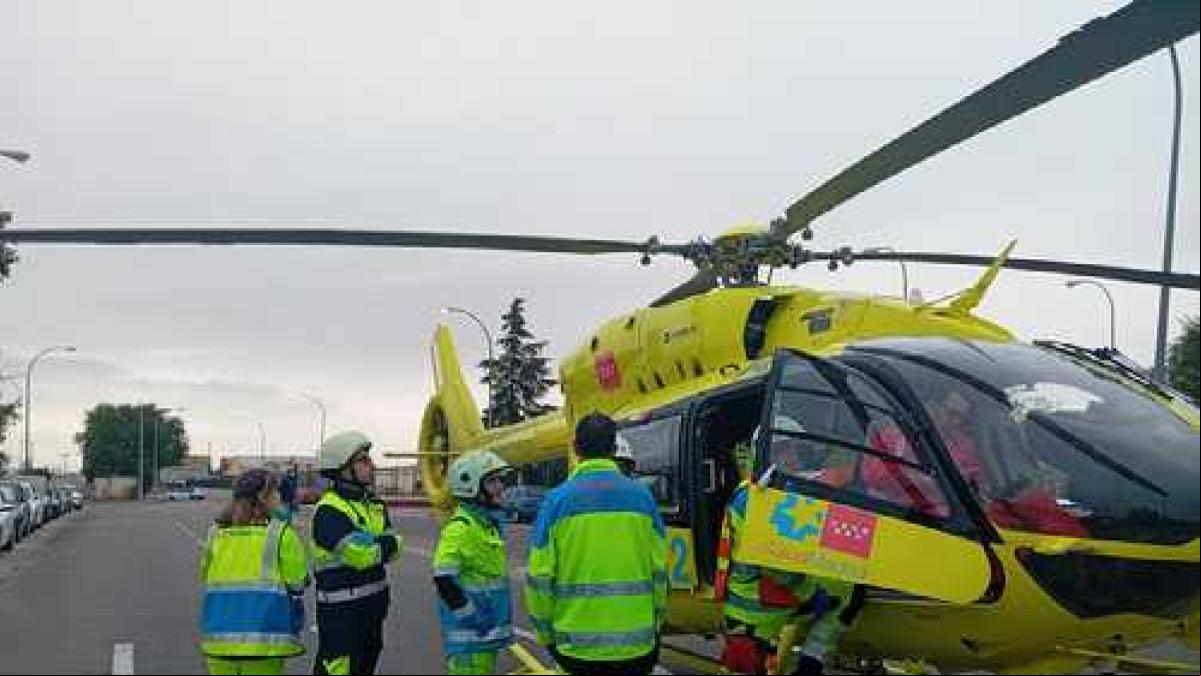 Una mujer resulta herida grave al caer de su patinete y deslizarse debajo de un coche
