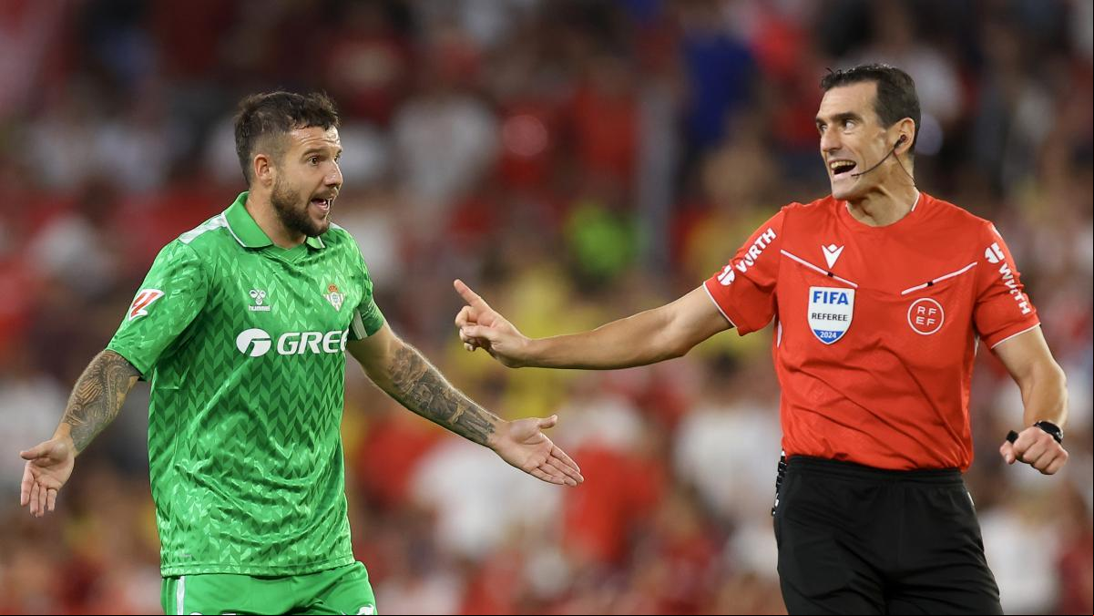 Indignación en el Betis por el penalti en el derbi: “Si digo lo que pienso me sancionan cuatro partidos”