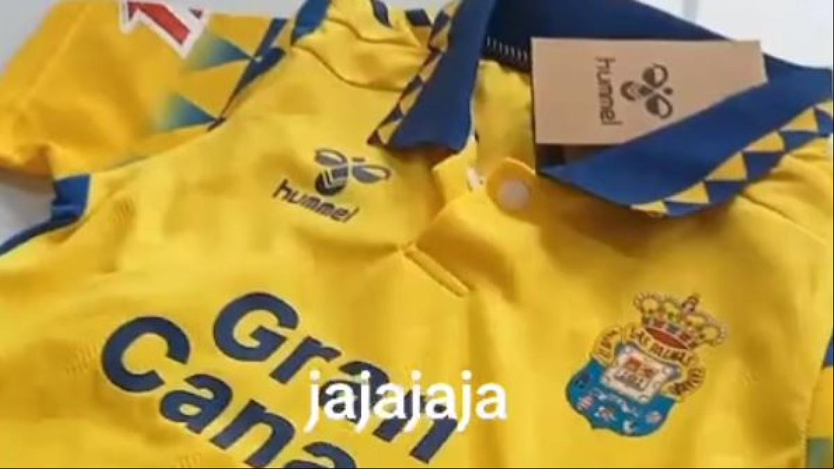 Compra una camiseta falsa de Las Palmas y no se puede creer el detalle que aparece en el dorsal: “Quieren que hagamos las paces”
