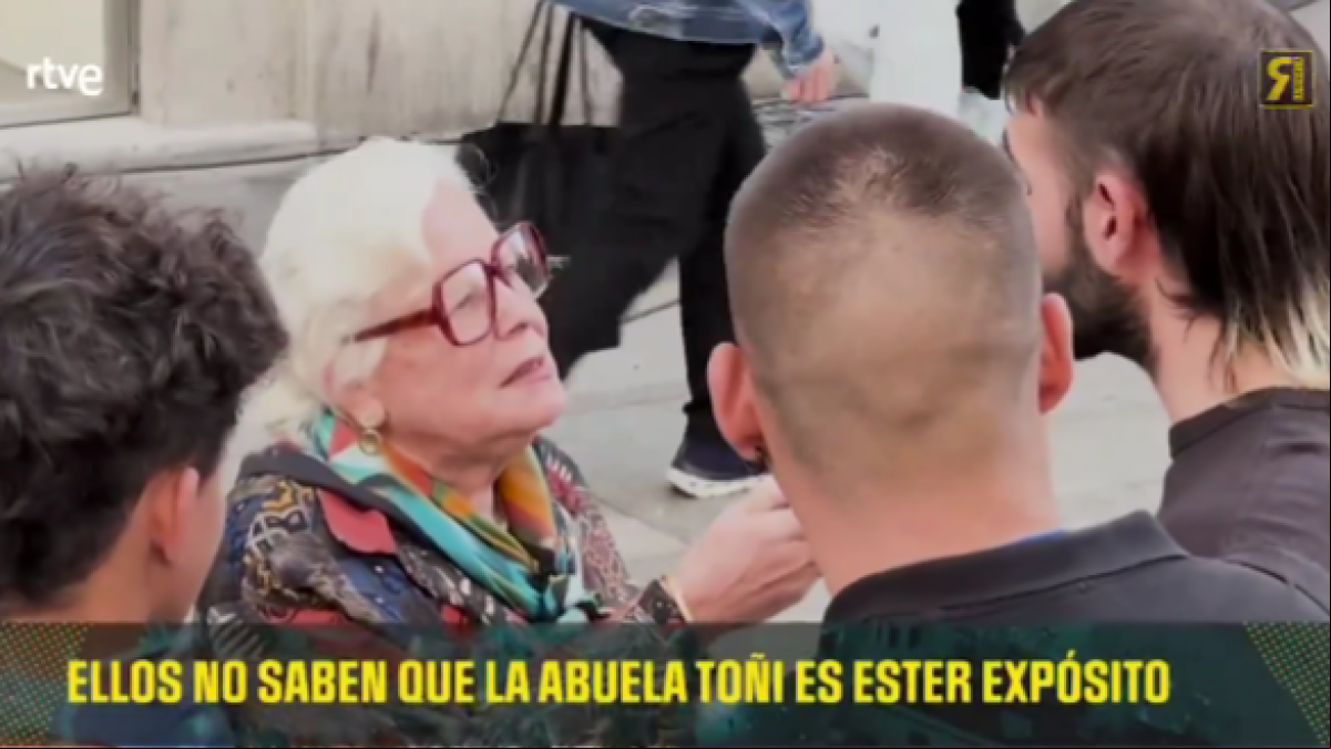 La Revuelta imita una de las secciones más virales de El Hormiguero preguntando sobre los famosos en la calle: ¿La abuela Toñi o Ester Expósito?