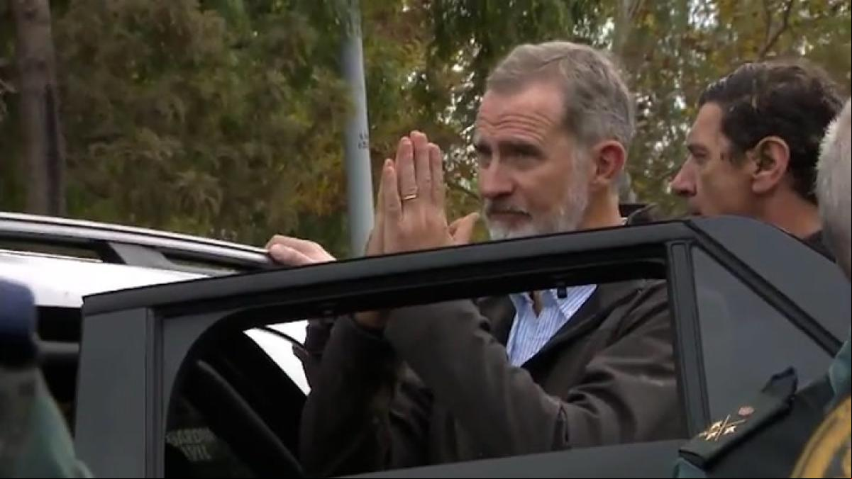 Felipe VI pide perdón antes de abandonar la localidad de Paiporta