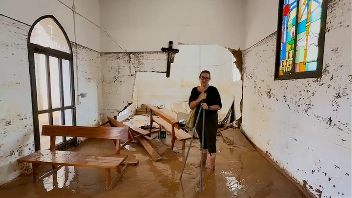 Visitamos el cementerio de Alfafar, completamente inundado de barro por el paso de la DANA