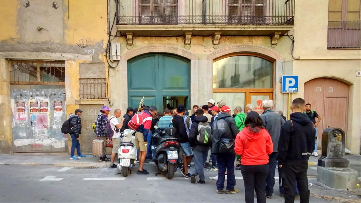 Los fieles sostienen a la Iglesia
