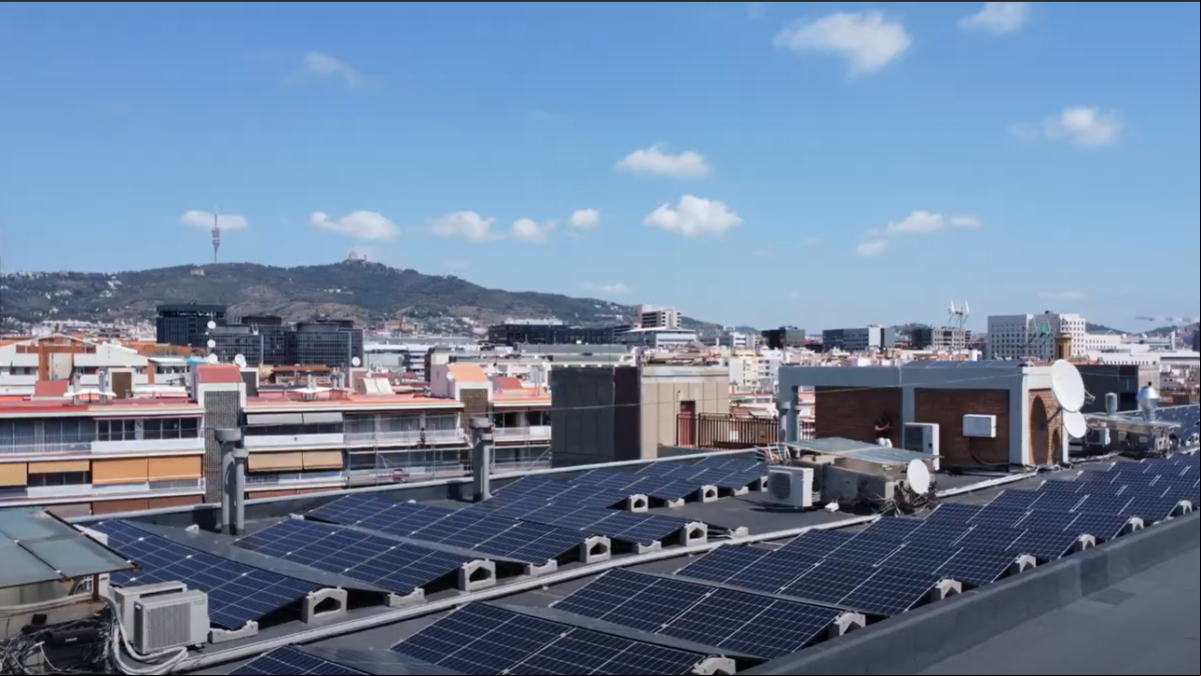 Adymus crea la mayor comunidad energética en Barcelona: 300 vecinos ahorran un 60% en su factura de luz