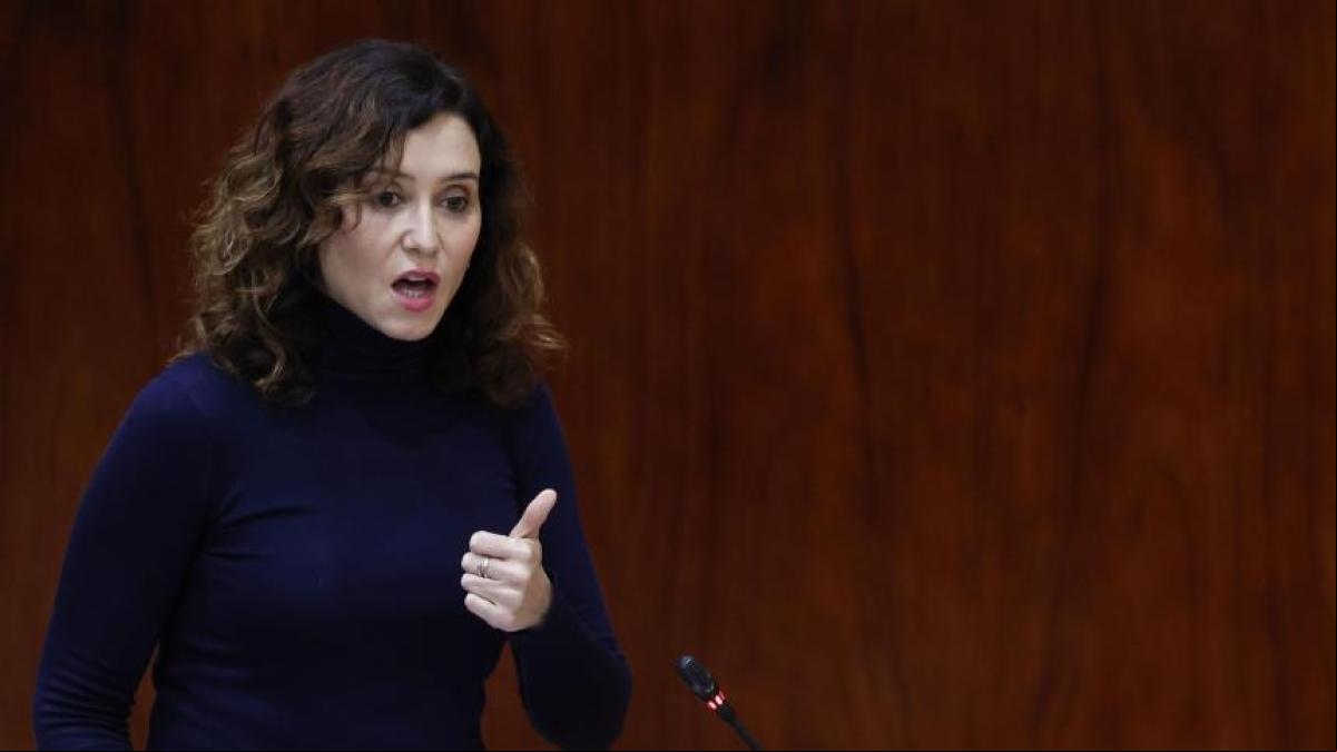 PSOE y Más Madrid soliviantan a una Ayuso superada por los aplausos irónicos de la oposición