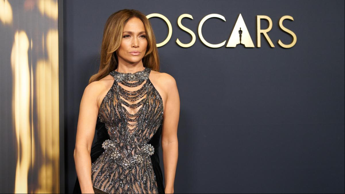 Jennifer López deslumbra a sus 55 años con un vestido de escándalo lleno de transparencias en los Governors Awards 2024