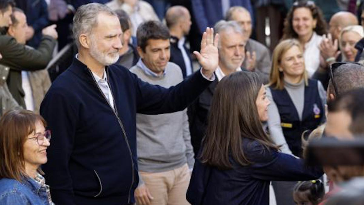 Chiva y Utiel, localidades devastadas por la DANA, aplauden la visita de los Reyes
