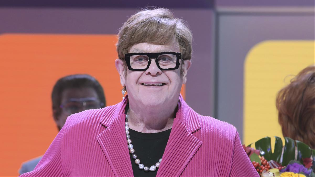 Elton John se plantea abandonar la música si no recupera la visión: “No puedo ver, estoy atrapado”