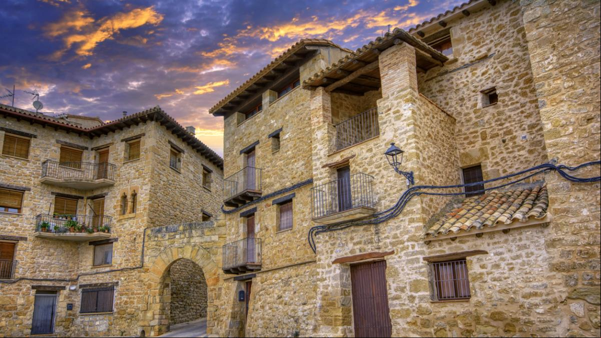 Casa gratis y contrato fijo: Se busca personal para vivir en un encantador pueblo de estilo renacentista de unos 300 habitantes