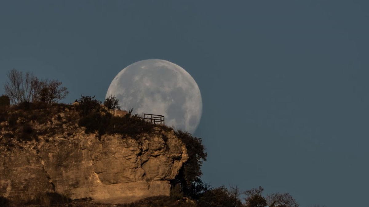 La puesta de la última luna llena de 2024, en el mirador de la Miranda