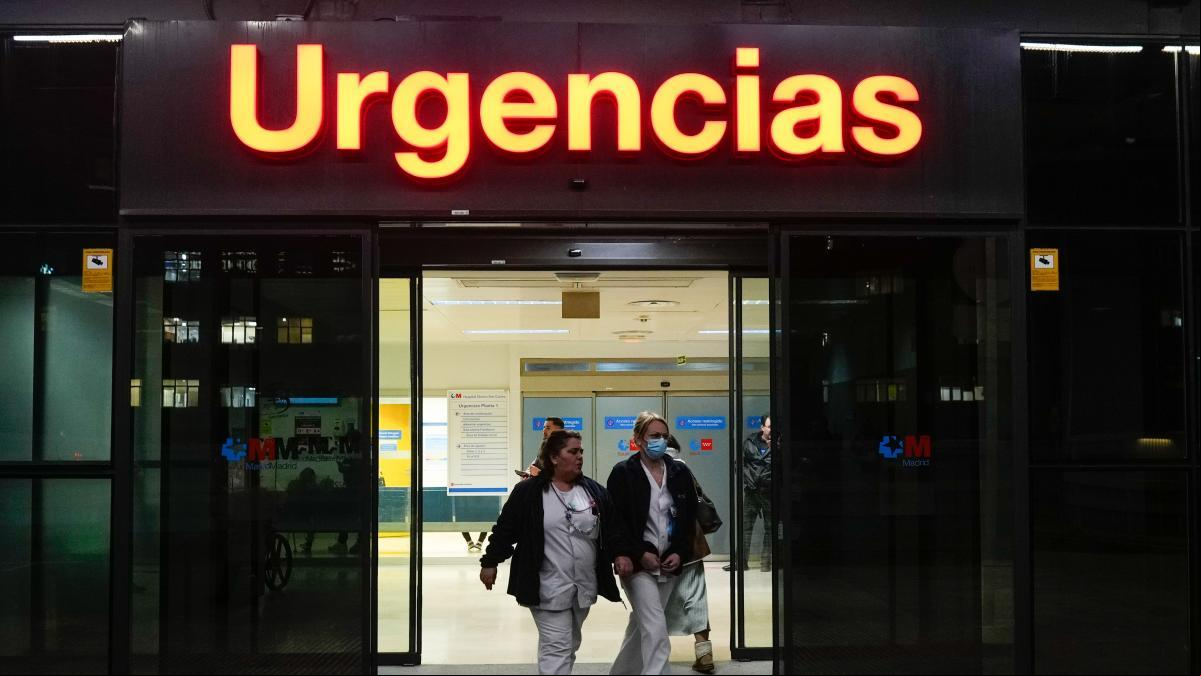 Una empleada de la limpieza le dice a una mujer que no puede fumar en el hospital y la ataca con un cuchillo