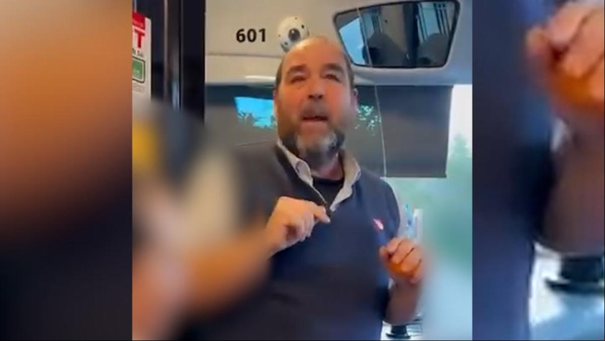 El detalle navideño de un conductor de autobús en Tarragona con los niños