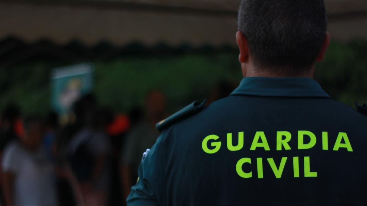 Rompe la orden de alejamiento, amenaza a su expareja con un hacha y agrede a agentes en Cáceres
