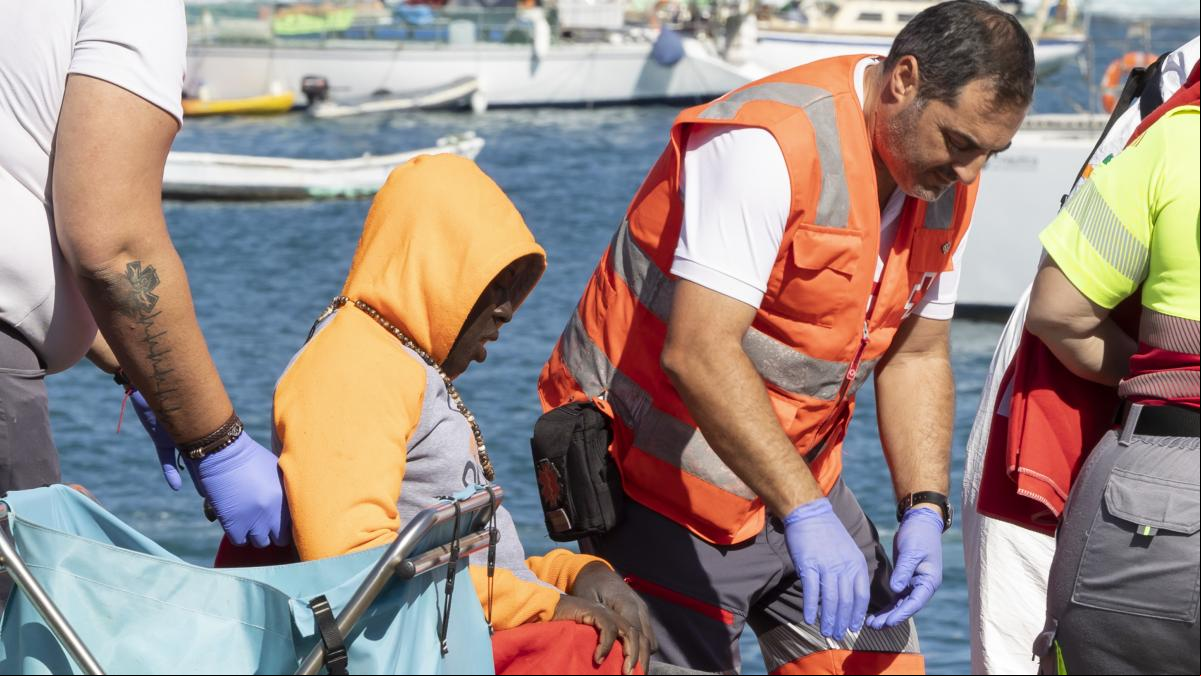 El Gobierno estudia el reparto puntual de 4.000 menores migrantes de Canarias
