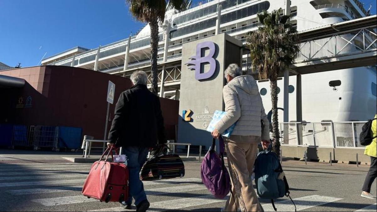 “Hemos trabajado toda la vida, ahora es el momento de hacerlo”: una cincuentena de catalanes zarpan de Barcelona para dar la vuelta al mundo en crucero