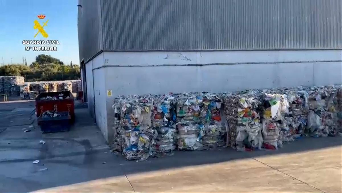 El Seprona desarticula una red internacional dedicada a importar basura de Italia a Tarragona