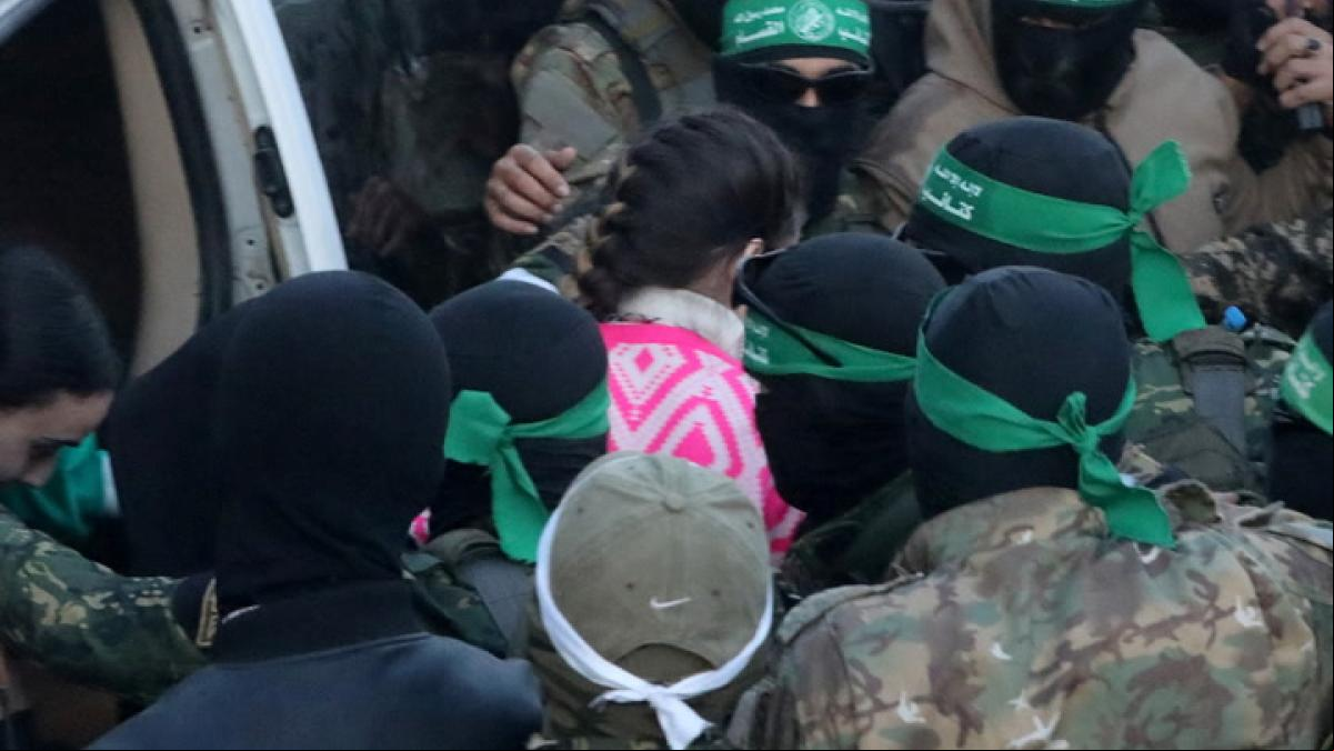 La liberación de los tres primeros rehenes en Gaza estuvo rodeada de nervios y tensión
