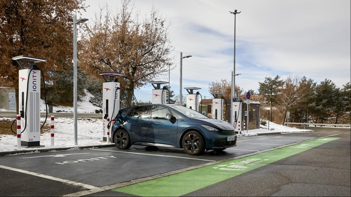 Más electrolineras para recargar vehículos eléctricos en las carreteras españolas