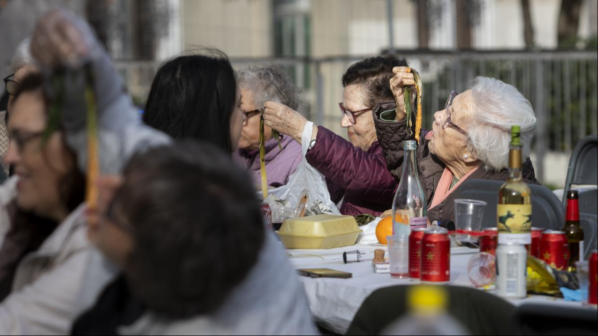 Barcelona se rinde al calçot: restaurantes, calçotades populares y merenderos