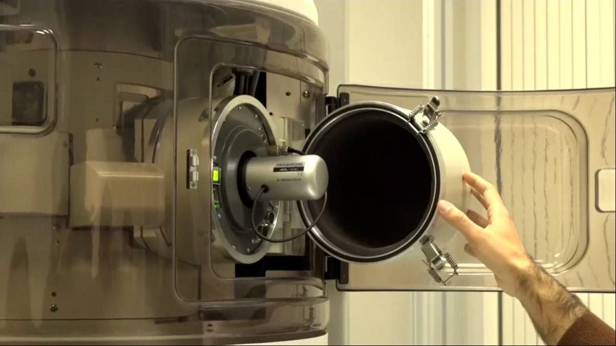 Illa pide «ambición y liderazgo de la investigación catalana» en la inauguración del nuevo microscopio de la UB