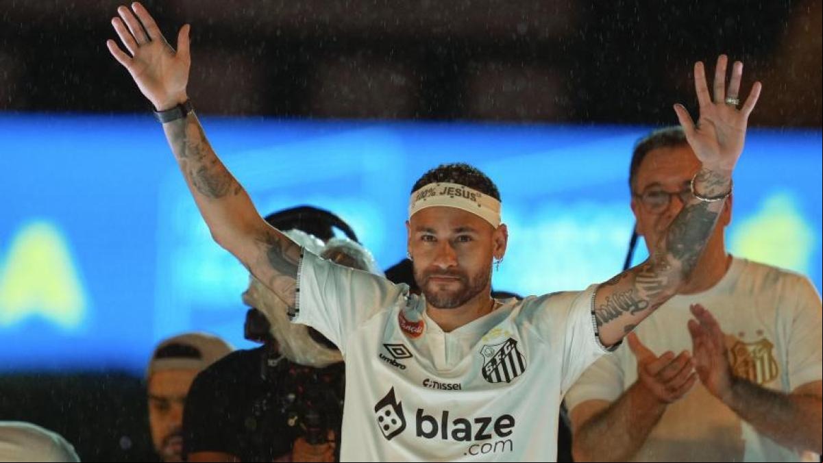 Un Neymar emocionado regresa a casa con una gran fiesta en Vila Belmiro