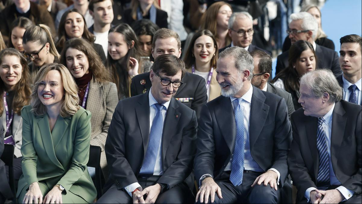 El Rey conoce la realidad de los jóvenes del barrio de Collblanc-La Torrassa