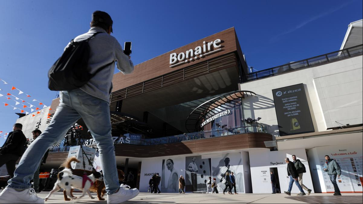Fotos de equipo, tiendas aún en reconstrucción e ilusión en la reapertura de Bonaire tras la dana