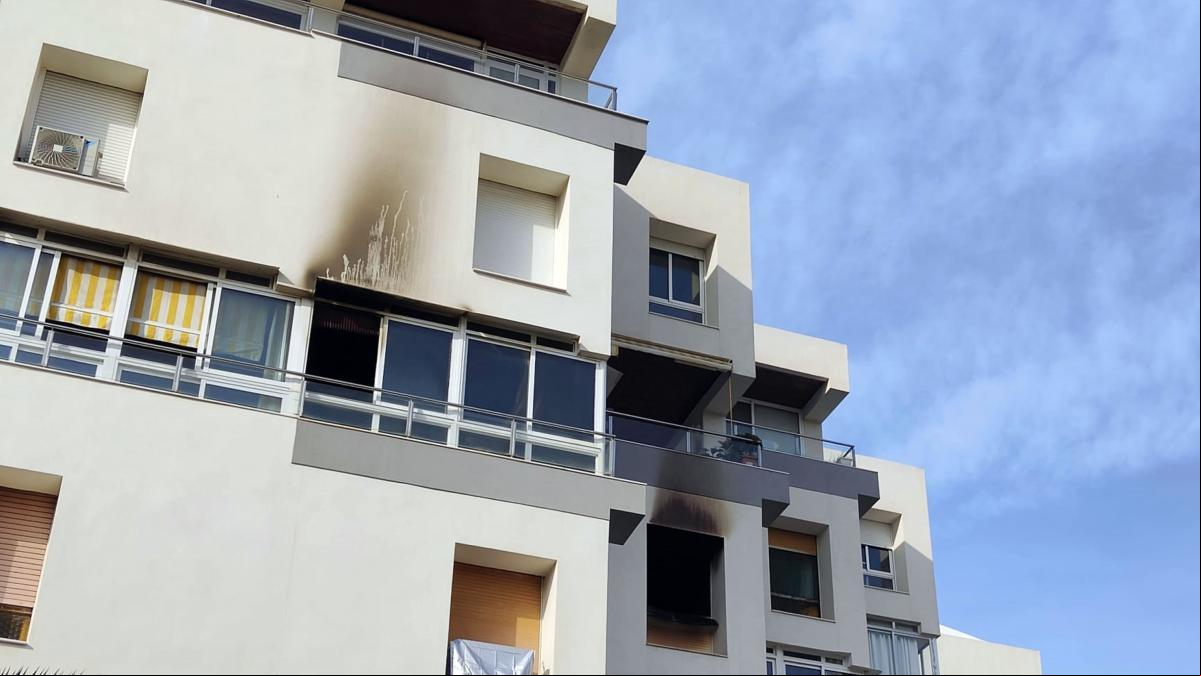 Una mujer de 92 años fallecida y tres heridos leves en el incendio de un edificio en Vila-seca