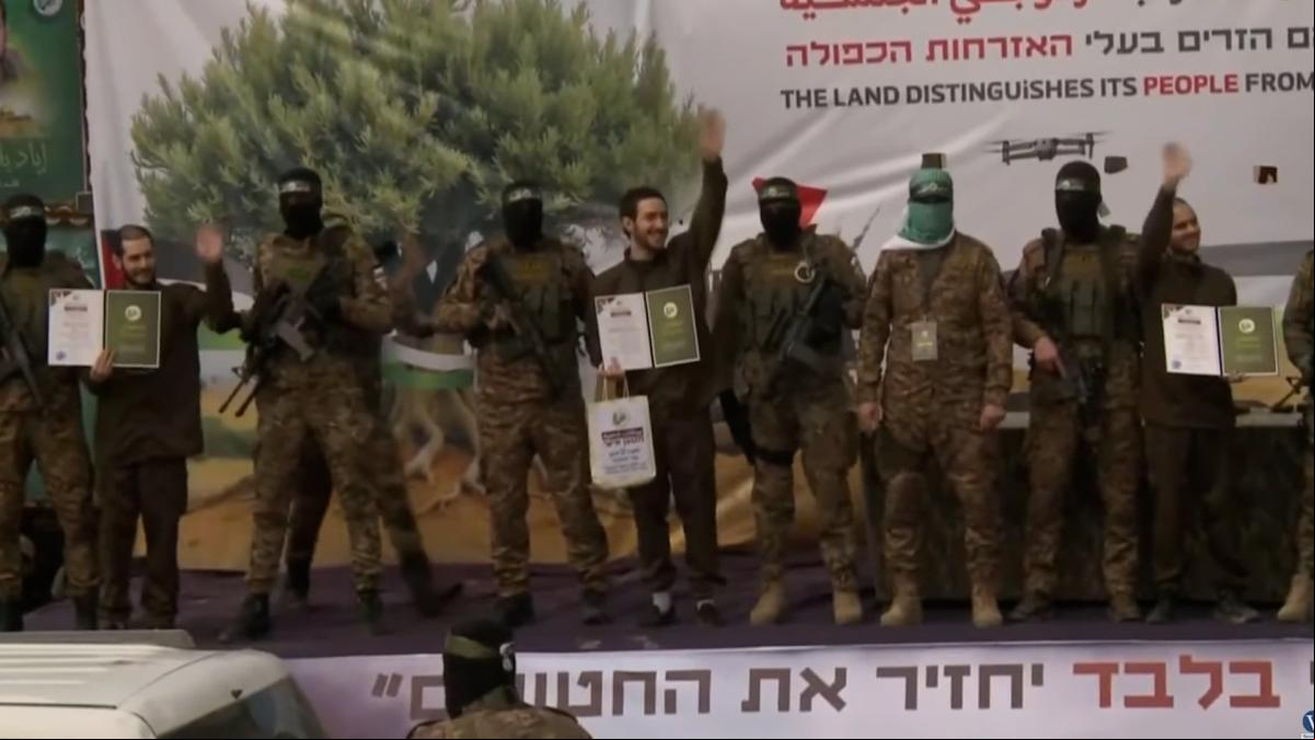 Hamas ya ha liberado a cinco de los seis rehenes que tiene previstos entregar en la Franja de Gaza