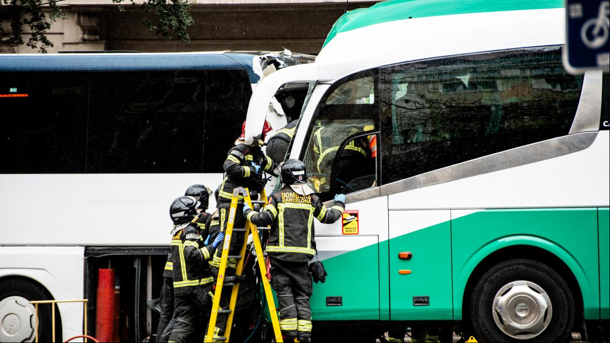 Cincuenta y tres heridos, cuatro críticos, en un choque de autocares en el centro de Barcelona