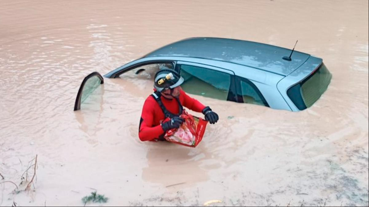 Carreteras cortadas, clases suspendidas y personas atrapadas por las fuertes lluvias en Lorca