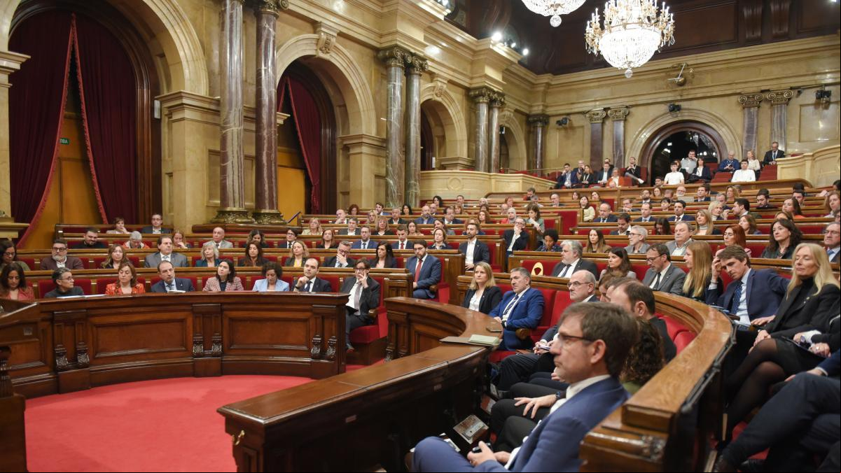 El Parlament reclama la equiparación salarial de los docentes de la escuela pública y concertada
