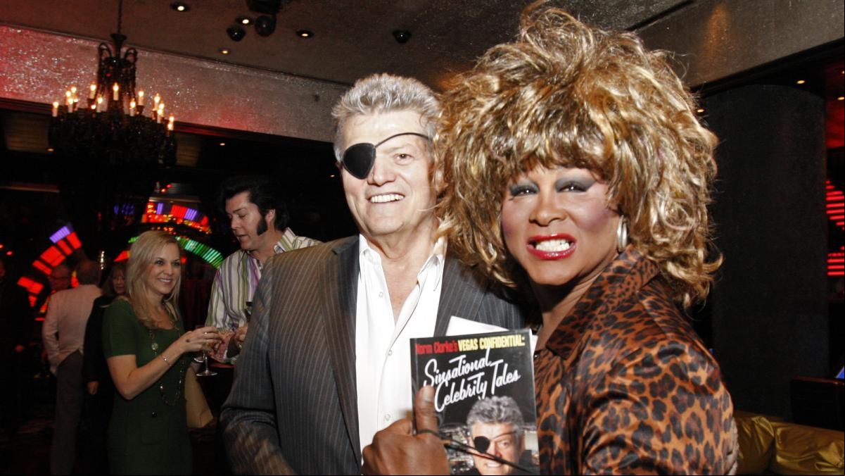 Muere Norm Clarke, autor de Vegas Confidential y pionero del gossip en Estados Unidos