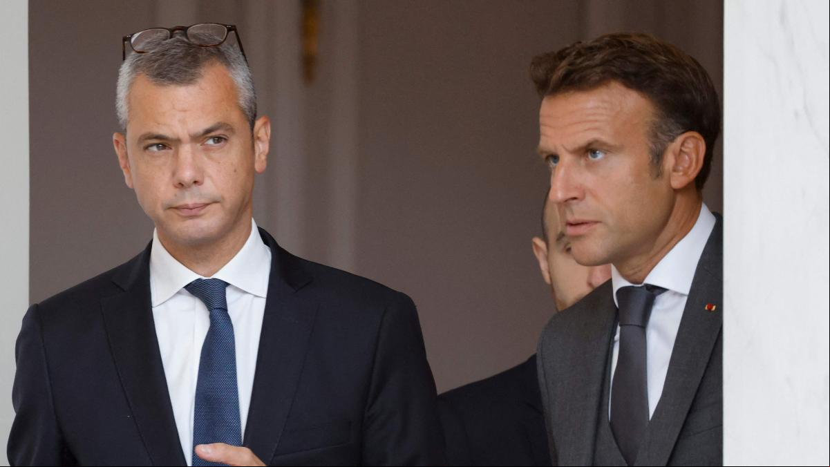 Macron pierde a su mano derecha