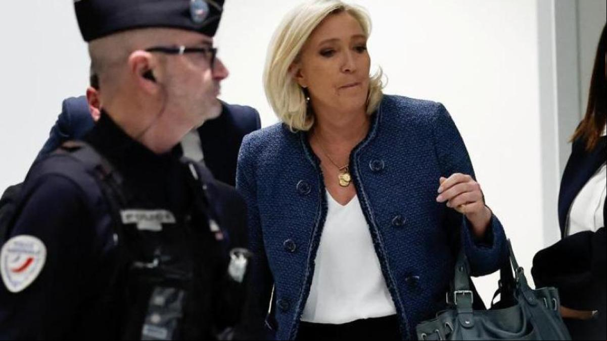 Los jueces condenan a Le Pen por malversación y le impiden presentarse al Elíseo en el 2027