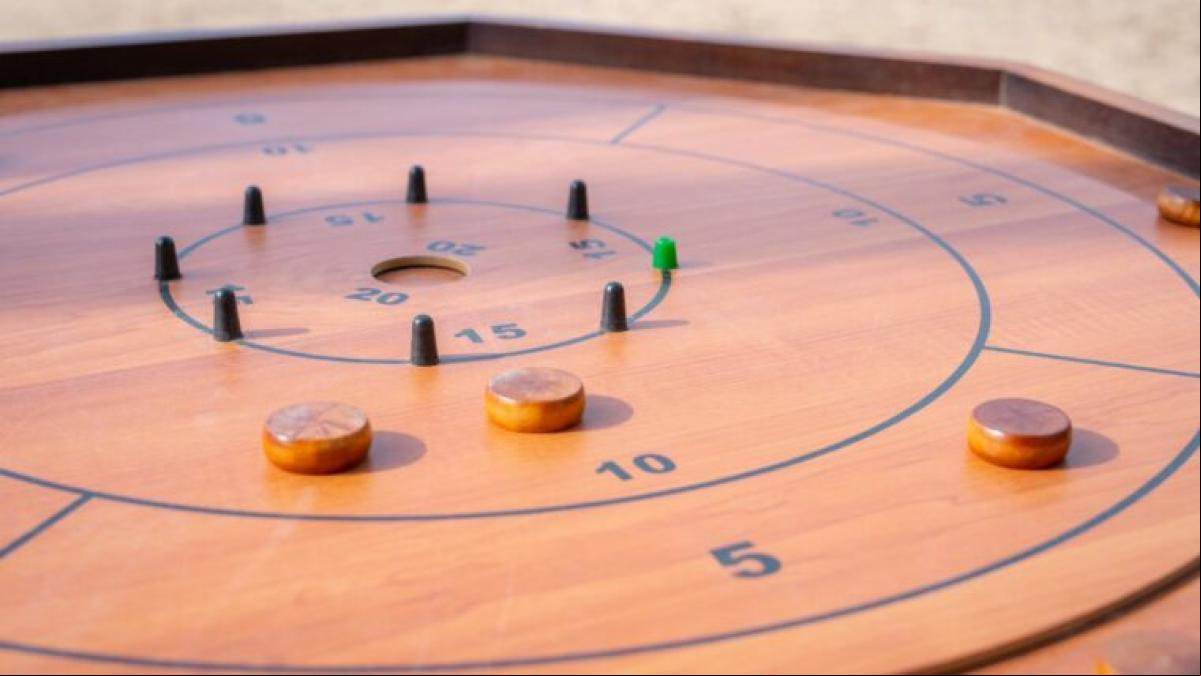 Juegos gigantes de madera y juegos para infancias con autismo en el Espacio de Juego 0-99 de la Clariana