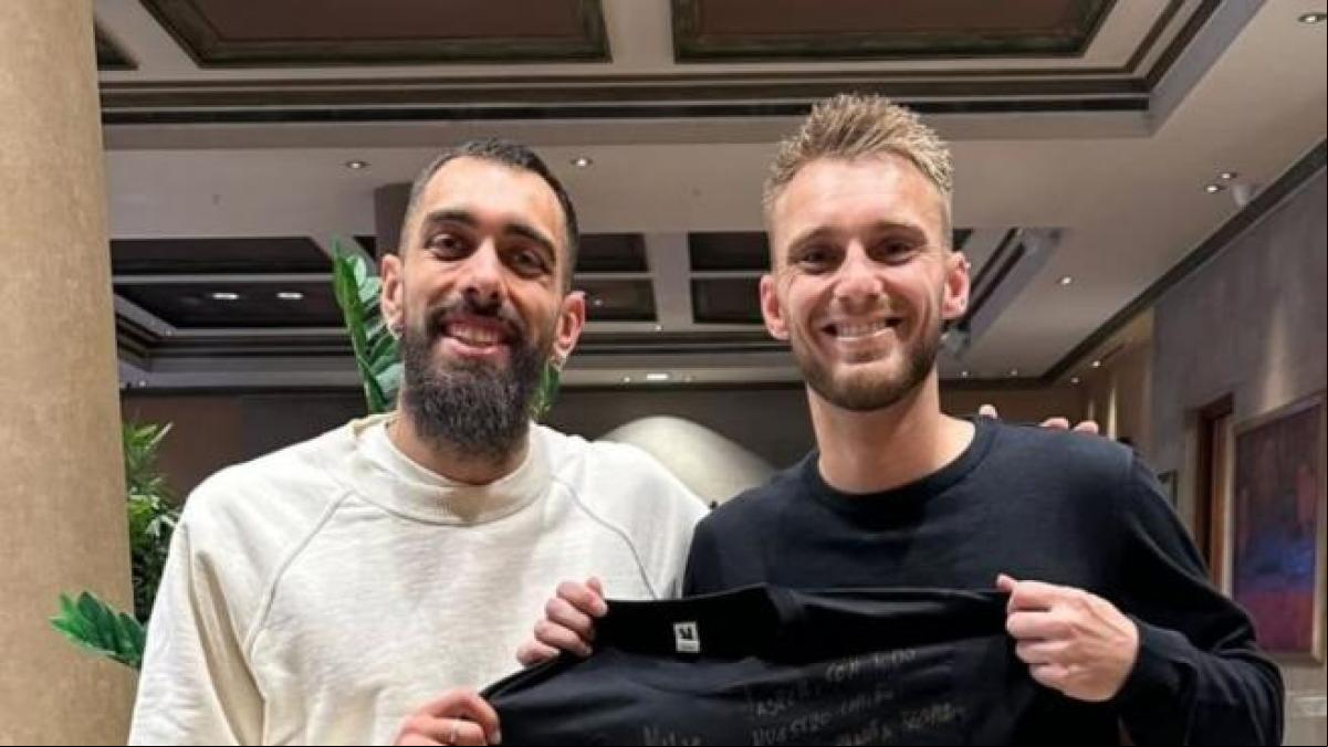 Borja Iglesias visita Cillessen, operado tras un choque fortuito con el delantero