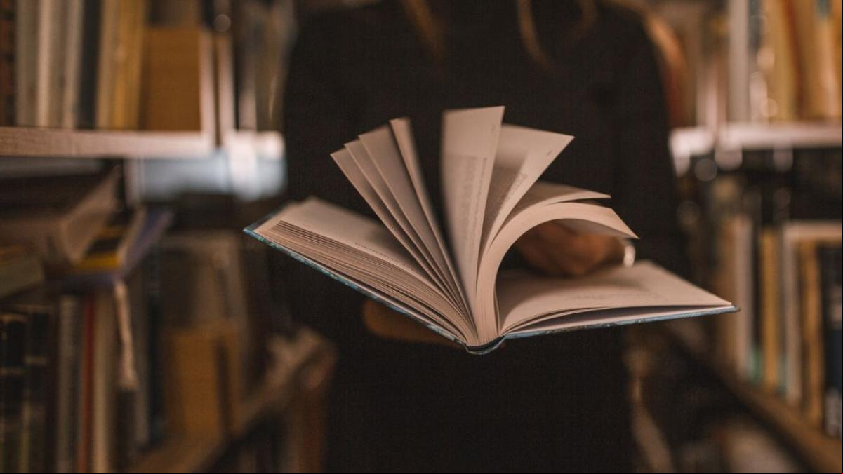 Sant Jordi 2025: 5 sagas literarias que atrapan desde la primera página