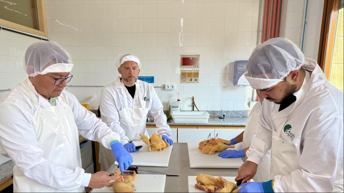 La Escuela Agraria del Pallars forma carniceros y charcuteros para asegurar el relevo del sector en el Pirineo