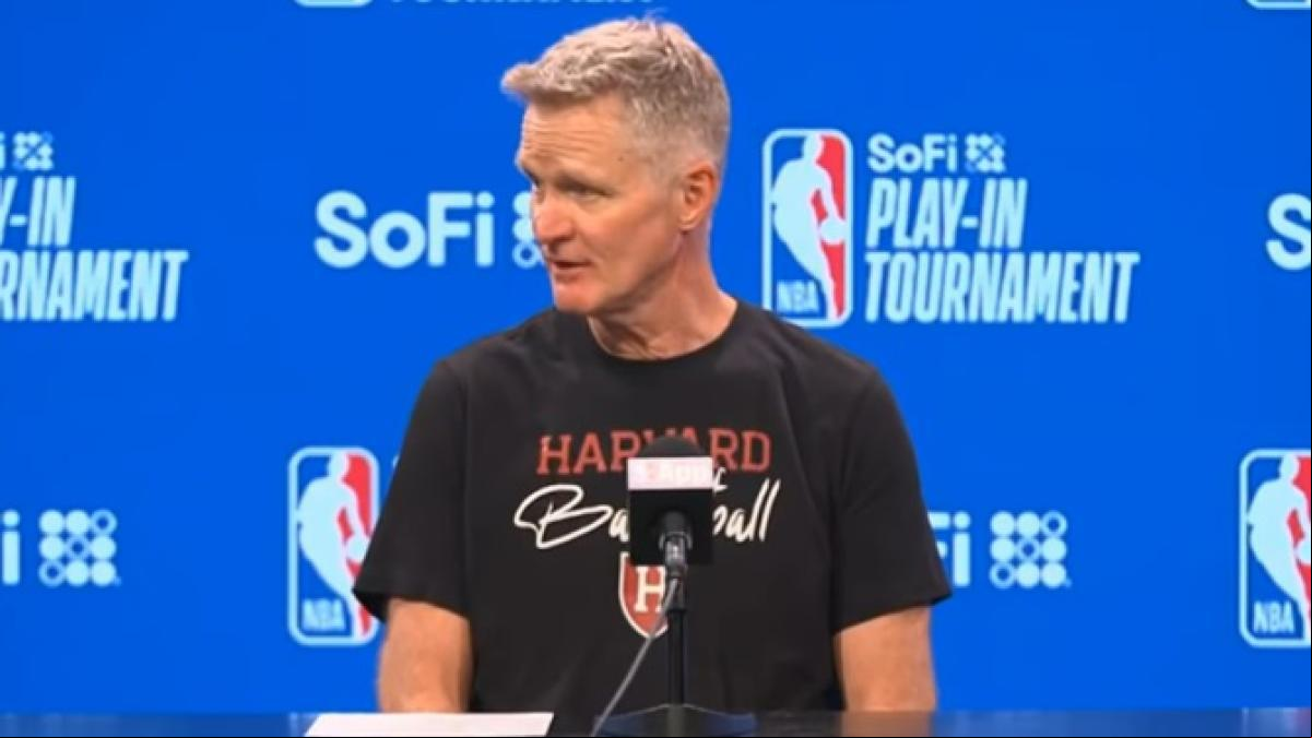 Steve Kerr defiende a Harvard de Trump en el nombre del padre